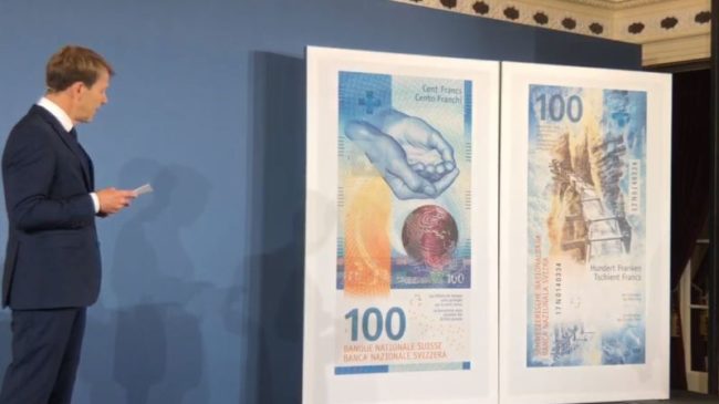 Avec quelque 125 millions de coupures en circulation, le billet de 100 francs est le plus populaire. Crédits: Keystone